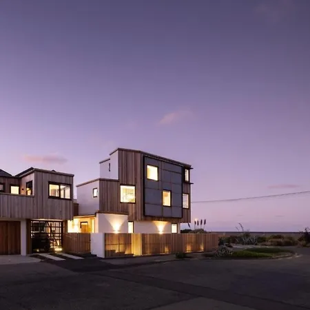 Esplanade Beach House - Christchurch Holiday Homes